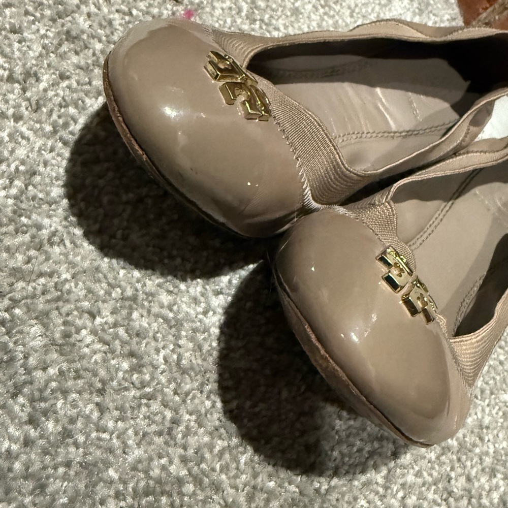 Tory Burch‎ Women's Beige Ballet Flats with Gold Logo - Picture 3 of 6
